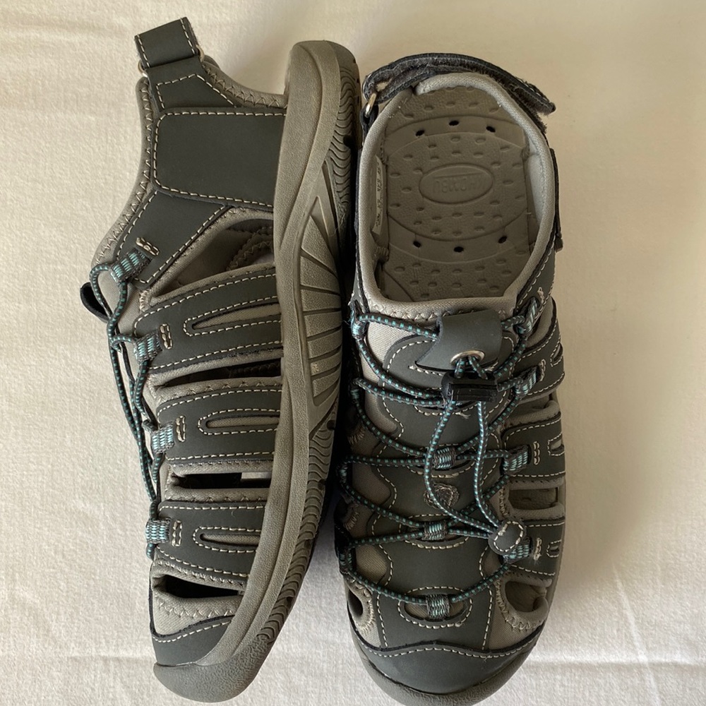 Like new Women’s KHOMBU Crystal Sandals